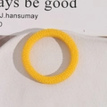 Nahaufnahme des gelben 5cm Kunstharz-Rings mit körniger Textur für DIY-Schmuck - Groß / Gelb