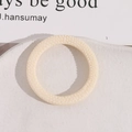 Detail eines 5cm cremefarbenen Harzrings mit Kieseltextur und hohlem Flechtdesign für DIY - Groß / Weiß
