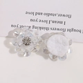 Vue détaillée de breloques fleurs en cristal irisé avec strass et support en feutre - Blanc