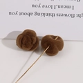 Détails macro des composants de fleurs de rose floquées marron avec tiges dorées pour bijoux DIY - Marron