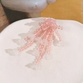 Detail von rosa Kristallperlen und Maiglöckchen-Quasten an einem handgefertigten Haarschmuck - Rosa