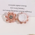 Détail d'accessoires DIY fleurs en cristal rose avec verre facetté et support en feutre - Rose