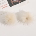Detail von flauschigen 3,5cm beigen Kunstfell-Pompons für DIY-Schmuck und Haarschmuck - Elfenbein