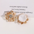 Vue macro d'appliques fleurs en cristal champagne pour bijoux et accessoires cheveux - Jaune