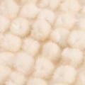 Nahaufnahme von 3,5 cm flauschigen Nerzpelz-Pompons für DIY-Haarschmuck und Kleidung - Weiß