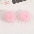 Nahaufnahme von zwei rosa Plüsch-Pompons aus Kunstfell für DIY-Kleidung und Haarschmuck - Rosa