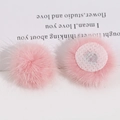 Macro-detail van een 3cm roze pluche bontbal met witte mesh basis voor DIY-knutselen - Dieproze