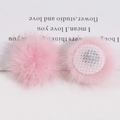 Detail van roze imitatiebont pompons met ronde gaasbasis voor DIY-haaraccessoires - Lichtroze