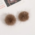 Nahaufnahme von zwei braunen 3,5 cm Nerzfell-Pompons für DIY-Schmuck und Haar-Accessoires - Dunkelbraun