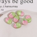 Nahaufnahme ovaler zweifarbiger Kunstharz-Cabochons in Rosa und Grün mit Perlglanz-Textur - Rosa+Grün