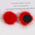 Detail van rode nertsbont pompons met zwarte mesh basis voor doe-het-zelf sieraden maken - Rood