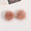 Nahaufnahme der 3,5 cm flauschigen Nerzfell-Pompons in Zartrosa für DIY-Handwerk - Dunkeloranger Kaffee