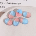 Makroaufnahme von 6 rosa-blauen Harz-Ovalen mit Perlmutteffekt in einer weißen Schale - Hellrosa + Blau