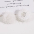 Detailopname van witte 3cm nertsbont pompons met netbasis voor DIY-sieraden en handwerk - Wit