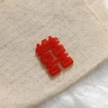 Pendentif de Nouvel An chinois en résine rouge avec symbole du double bonheur ajouré - Carré Rouge