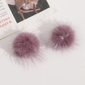 Nahaufnahme weicher lila Nerzimitat-Fellkugeln für DIY-Schmuck und Haarschmuckzubehör - Hellviolett