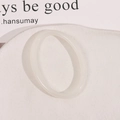 Nahaufnahme des lichtdurchlässigen weißen Harzohrrings mit glatter, polierter Oberfläche - Weiß