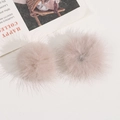Makro-Detail von zwei weichen lotusrosa 3,5 cm Kunstpelz-Pompons für DIY-Schmuckzubehör - Helle Farbe