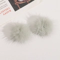 Detailaufnahme von 3,5cm mintgrünen Plüsch-Faux-Nerz-Fellbällen für DIY-Accessoires - Hellgrün