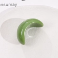 Vue macro d'un composant de bijou en résine vert herbe lisse en forme de croissant - Vert Fruit