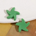 Dettaglio di ciondoli a stella in resina verde lime per orecchini e decoro cover - Verde