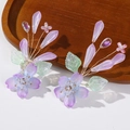 Dettaglio di fermaglio per capelli fatto a mano con fiori viola sfumati e foglie - Blu e Viola