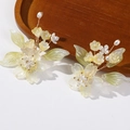 Dettaglio di accessori per capelli a fiore fatti a mano con perle e resina - Giallo