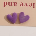 Vista macro di ciondoli a cuore floccato viola per fai-da-te con texture vellutata - Viola