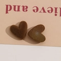 Dettaglio di accessori a cuore floccati marroni per custodie di cellulari fai-da-te - Caffè