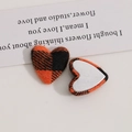 Λήψη macro από υφασμάτινα μπαλώματα καρδιάς με πορτοκαλί και μαύρο καρό σχέδιο για DIY - Πορτοκαλί