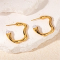 Orecchini a onde dorate irregolari con perle bianche su sfondo di pietra minimalista - Stile Perla Artificiale a C Irregolare (0340)