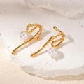 Orecchini in acciaio al titanio placcati oro 18k con perle bianche e design fluido - Stile Perla Artificiale a Nodo (0341)