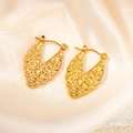 Eleganti orecchini a scudo a V placcati in oro 18k con texture martellata e fusa - Stile Martellato Cuore Lungo (0354)