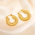 Orecchini a cerchio irregolari placcati oro 18k con trama radiale su seta rosa - Stile Tondo Texturizzato (0356)