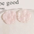 Vista macro de 2 pétalos de loto de resina iridiscente rosa claro para accesorios de joyería DIY - Rosa Claro (Con Agujero)