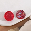 Makroaufnahme von 20mm roten Kunstharz-Anhängern mit Glitzer und Folie für DIY-Schmuck - Rot