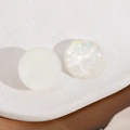 Detail von 20mm runden Harz-Cabochons mit matter weißer und schillernder AB-Oberfläche - Weiß