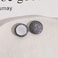 Dettaglio macro di bottoni magnetici rotondi da 15mm grigi glitterati per gioielli fai-da-te - Grigio