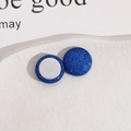 Gros plan de boutons magnétiques à paillettes bleues sur un plateau texturé blanc - Bleu foncé