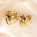 Orecchini a cuore in titanio placcato oro 18k con texture a coste e lucentezza vintage - Stile Cuore a Costine (0333)