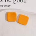 Macro-opname van 20mm vierkante oranje hars bedeltjes voor DIY sieraden en haarstukjes - Oranje