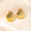 Orecchini a perno dorati irregolari con texture a conchiglia su sfondo di seta - Stile Texture Conchiglia (0332)