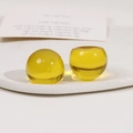 Gros plan de dômes en résine jaune translucide pour bijoux DIY et coques de téléphone - Jaune