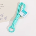 Détail d'un porte-clés en nylon tressé vert menthe avec un mousqueton rond et étiquette - Bleu Lac