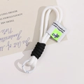 Détail du porte-clés en corde de nylon tressée blanche avec anneau en métal et étiquette logo - Blanc et Noir