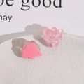 Dettaglio macro di ciondoli a rosa in resina rosa per gioielli fai da te e cover telefoni - Rosa