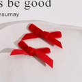Detail van rode fluwelen en satijnen strikken voor DIY haaraccessoires op wit dienblad - Rood