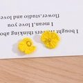 Makro-Detail gelber Häkelblumen-Anhänger mit Metallperlen und kleinen Verbindungsringen - Hellgelb