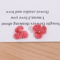 Detailansicht der rosa Häkelblumen mit Goldperlen für handgefertigte DIY-Projekte - Dunkelrosa