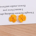 Handgefertigte, leuchtend gelbe Strickblumen-Anhänger mit Goldperlen für DIY-Schmuck - Orange